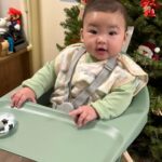 Snow Suen Instagram – 一張相已經見到肉肉哥尊貴嘅身份！
剩係坐上張餐枱已經咁多人衝過嚟幫拖，

肉肉哥而家5個半月，
可以自己坐，
見到食物就流口水，
所以已經開始加固咗2星期啦！
另外，佢仲由10:30pm一下瞓到第二朝9am,
中途大概5、6點會瞓住覺補一餐奶～
仲成日笑～
佢真係一位肉肉天使B🥹

#呢張餐枱又安全又靚
@jakewell.hk @stokkebaby
#jakewell ##StokkeClikk