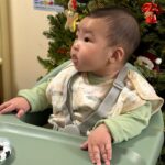Snow Suen Instagram – 一張相已經見到肉肉哥尊貴嘅身份！
剩係坐上張餐枱已經咁多人衝過嚟幫拖，

肉肉哥而家5個半月，
可以自己坐，
見到食物就流口水，
所以已經開始加固咗2星期啦！
另外，佢仲由10:30pm一下瞓到第二朝9am,
中途大概5、6點會瞓住覺補一餐奶～
仲成日笑～
佢真係一位肉肉天使B🥹

#呢張餐枱又安全又靚
@jakewell.hk @stokkebaby
#jakewell ##StokkeClikk