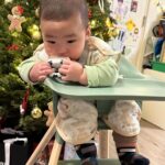 Snow Suen Instagram – 一張相已經見到肉肉哥尊貴嘅身份!
剩係坐上張餐枱已經咁多人衝過嚟幫拖,
肉肉哥而家5個半月,
可以自己坐,
見到食物就流口水,
所以已經開始加固咗2星期啦!
另外,佢仲由10:30pm一下瞓到第二朝9am,
中途大概5、6點會瞓住覺補一餐奶~
仲成日笑~
佢真係一位肉肉天使B🥹
#呢張餐枱又安全又靚
@jakewell.hk @stokkebaby
#jakewell ##StokkeClikk
