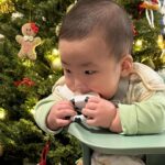 Snow Suen Instagram – 一張相已經見到肉肉哥尊貴嘅身份！
剩係坐上張餐枱已經咁多人衝過嚟幫拖，

肉肉哥而家5個半月，
可以自己坐，
見到食物就流口水，
所以已經開始加固咗2星期啦！
另外，佢仲由10:30pm一下瞓到第二朝9am,
中途大概5、6點會瞓住覺補一餐奶～
仲成日笑～
佢真係一位肉肉天使B🥹

#呢張餐枱又安全又靚
@jakewell.hk @stokkebaby
#jakewell ##StokkeClikk