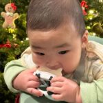 Snow Suen Instagram – 一張相已經見到肉肉哥尊貴嘅身份!
剩係坐上張餐枱已經咁多人衝過嚟幫拖,
肉肉哥而家5個半月,
可以自己坐,
見到食物就流口水,
所以已經開始加固咗2星期啦!
另外,佢仲由10:30pm一下瞓到第二朝9am,
中途大概5、6點會瞓住覺補一餐奶~
仲成日笑~
佢真係一位肉肉天使B🥹
#呢張餐枱又安全又靚
@jakewell.hk @stokkebaby
#jakewell ##StokkeClikk