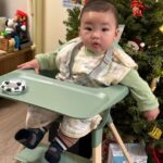 Snow Suen Instagram – 一張相已經見到肉肉哥尊貴嘅身份!
剩係坐上張餐枱已經咁多人衝過嚟幫拖,
肉肉哥而家5個半月,
可以自己坐,
見到食物就流口水,
所以已經開始加固咗2星期啦!
另外,佢仲由10:30pm一下瞓到第二朝9am,
中途大概5、6點會瞓住覺補一餐奶~
仲成日笑~
佢真係一位肉肉天使B🥹
#呢張餐枱又安全又靚
@jakewell.hk @stokkebaby
#jakewell ##StokkeClikk