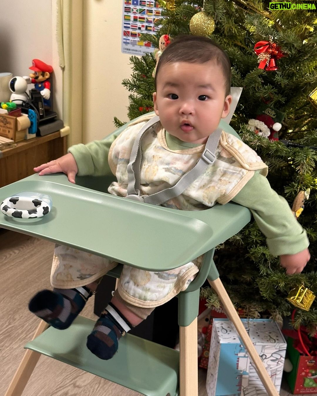 Snow Suen Instagram - 一張相已經見到肉肉哥尊貴嘅身份! 剩係坐上張餐枱已經咁多人衝過嚟幫拖, 肉肉哥而家5個半月, 可以自己坐, 見到食物就流口水, 所以已經開始加固咗2星期啦! 另外,佢仲由10:30pm一下瞓到第二朝9am, 中途大概5、6點會瞓住覺補一餐奶~ 仲成日笑~ 佢真係一位肉肉天使B🥹 #呢張餐枱又安全又靚 @jakewell.hk @stokkebaby #jakewell ##StokkeClikk