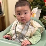 Snow Suen Instagram – 一張相已經見到肉肉哥尊貴嘅身份!
剩係坐上張餐枱已經咁多人衝過嚟幫拖,
肉肉哥而家5個半月,
可以自己坐,
見到食物就流口水,
所以已經開始加固咗2星期啦!
另外,佢仲由10:30pm一下瞓到第二朝9am,
中途大概5、6點會瞓住覺補一餐奶~
仲成日笑~
佢真係一位肉肉天使B🥹
#呢張餐枱又安全又靚
@jakewell.hk @stokkebaby
#jakewell ##StokkeClikk