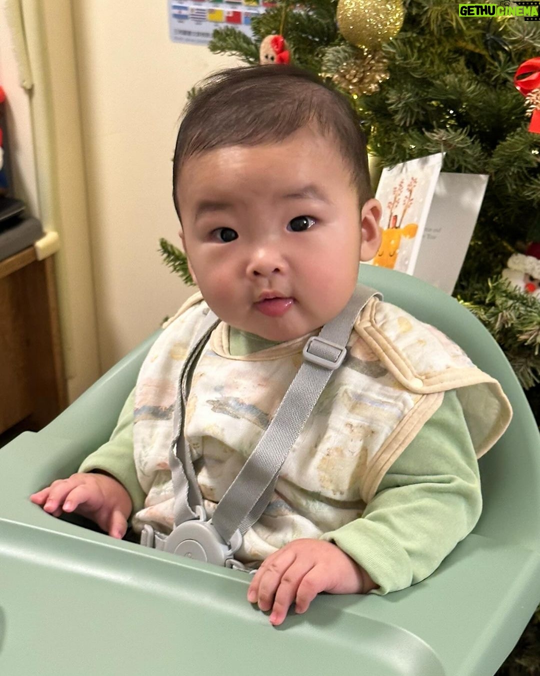 Snow Suen Instagram - 一張相已經見到肉肉哥尊貴嘅身份! 剩係坐上張餐枱已經咁多人衝過嚟幫拖, 肉肉哥而家5個半月, 可以自己坐, 見到食物就流口水, 所以已經開始加固咗2星期啦! 另外,佢仲由10:30pm一下瞓到第二朝9am, 中途大概5、6點會瞓住覺補一餐奶~ 仲成日笑~ 佢真係一位肉肉天使B🥹 #呢張餐枱又安全又靚 @jakewell.hk @stokkebaby #jakewell ##StokkeClikk