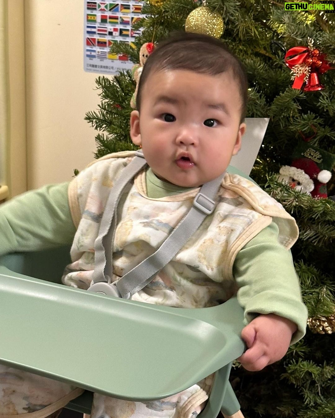 Snow Suen Instagram - 一張相已經見到肉肉哥尊貴嘅身份! 剩係坐上張餐枱已經咁多人衝過嚟幫拖, 肉肉哥而家5個半月, 可以自己坐, 見到食物就流口水, 所以已經開始加固咗2星期啦! 另外,佢仲由10:30pm一下瞓到第二朝9am, 中途大概5、6點會瞓住覺補一餐奶~ 仲成日笑~ 佢真係一位肉肉天使B🥹 #呢張餐枱又安全又靚 @jakewell.hk @stokkebaby #jakewell ##StokkeClikk