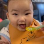 Snow Suen Instagram - 好多媽媽都會問肉肉哥加固食啲乜？ 我每餐都會整蔬菜+蛋白質嘅組合， 再配米糊， 因為米糊啲鐵質夠高， 再用蒸煮機， 一站式搞掂🫶🏻 我自己係用Beaba Baby cook @beaba.hk 有埋內置食譜嗰款～ @mothercarehongkong #就算返工幾忙都堅持自己整 #肉肉哥肚餓到圍兜都食