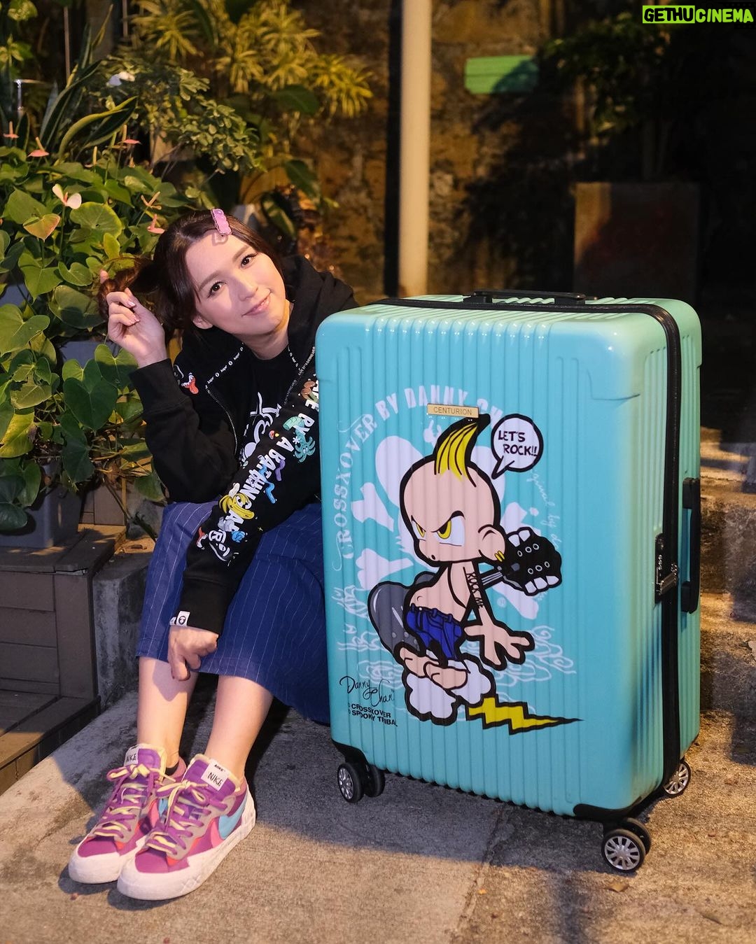 Snow Suen Instagram - 偶爾拿著行李箱出走一下, 心情會變好! 生活的傷口也會自然療癒🫶🏻 #台灣搬來的行李箱 #滿滿的心意 @madteeth86 @crossxover86 #centurion #百夫長行李箱 #crossxover20th