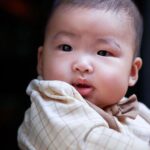 Snow Suen Instagram - 2024年1月1號！ 梗係買返本， 有我同肉肉哥做封面嘅《中醫生活》， 咁就健健康康啦💪🏻💪🏻 #呢個pose少啲臂力都唔得 #好明顯阿媽食過吓夜粥