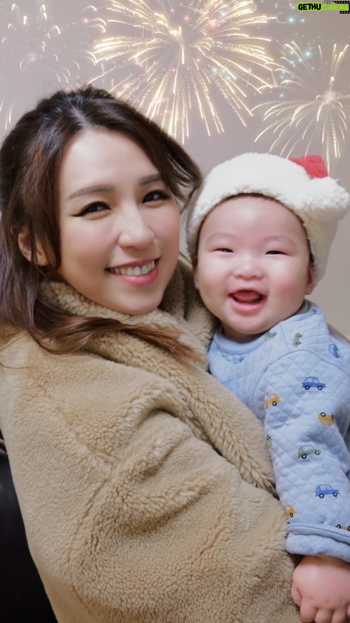 Snow Suen Instagram - 呢一年, 我以為自己唔夠努力, 冇乜做過啲乜, 但回顧返, 原來做咗咁多嘢, 當中仲做咗好多重要嘅決定! 呢一年, 身體由瘦變肥再變中肥, 屋企由三變四, 多咗新成員肉肉哥, 又要照顧好哥哥, 喺媽媽嘅身份同工作兩邊走! 都算有唔錯嘅魄力! 多謝呢一年喺身邊, 並肩作戰嘅家人、朋友、同事, 回頭看,全是快樂的回憶, 多謝2023 , 人生重要嘅一年, 2024年要更努力! 相信定會更精彩~ 新一年要學習放慢腳步, 欣賞身邊一切美好! 祝各位新一年 事事順心如意! 身體健康! 與愛的人共同渡過, 感恩所有🫶🏻