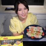 Snow Suen Instagram - 【#簡單煮意也不凡】灣仔碼頭 x 阿雪分享創意食譜 —— #煙肉椰菜爆汁珍寶餃子卷 之前以炸同焗嘅煮法分享咗灣仔碼頭新產品—— #爆汁珍寶餃🥟嘅兩款食譜，大家喺屋企試完係咪覺得簡單方便又好味呢？今次開心share埋蒸嘅食譜俾大家～ 而家灣仔碼頭Facebook仲進行緊 「#你想點餃？分享爆汁珍寶餃創意食譜」有獎遊戲，有機會贏得一星期免費爆汁珍寶餃，快啲去參加啦！ *** 本集材料 香菇豬肉爆汁珍寶餃8隻 椰菜葉8片 煙肉8片 #灣仔碼頭 #相信平凡也不凡 #4種煮法煎炸蒸煮 #盡顯廚藝 #粟米豬肉爆汁珍寶餃 #香菇豬肉爆汁珍寶餃