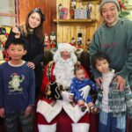 Snow Suen Instagram - Merry Christmas🌲🌲 本來想影返輯影樓全家福， 但係喺過去呢個月， 水哥同爸爸都相繼留院， 而家爸爸雖然出咗院， 但隻腳都仲未好返曬！ 所以一家人齊齊整整係好重要㗎！ 搵埋聖誕老人影返張相， 你話幾咁溫馨！ 祝大家冬至快樂🫶🏻 聖誕快樂❤️