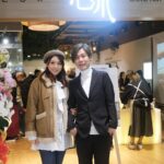 Snow Suen Instagram - 努力追夢的人，都是值得支持的🫶🏻 恭喜阿中、阿雪（不是說我🤣） 為推廣沙畫文化， 在鬧市中成功開設了一間沙畫店， 大家不妨來這裡製作沙畫、手作， 以忘卻城市間的煩擾！ 尋找屬於自己的寧靜！！ 地址：旺角新世紀廣場2樓241號舖 #沙畫影片 #沙畫 #雪沙藝術創作 #沙畫課程 #香港沙畫 #香港沙畫協會 #workshop #giftidea #parenting #relax #zen #artclasshk #painting #drawing #sandart