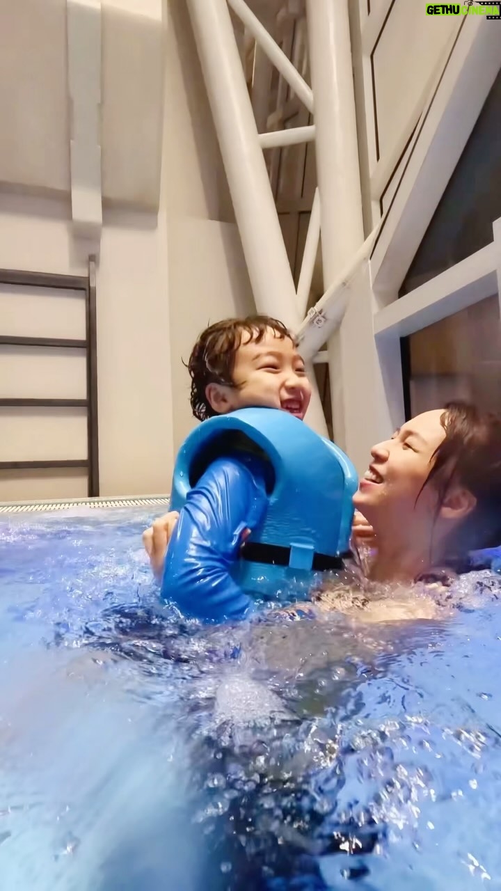 Snow Suen Instagram - 難得放假, 掉低老公同肉肉哥, 同水哥拍拖拖去澳門新濠影滙水上樂園, 室內園區全年恆温30度,暖住玩水玩到超瘋狂! 我啲青春同童真都返晒嚟呀! Happy!! 記得用埋用我個專屬優惠碼【WPSNOW20】,即日起至1月31日到官網購買水上樂園標準門票更有8折優惠! @studiocitymacau #新濠影滙水上樂園 #StudioCityWaterPark #全天候水上樂園 #室內全年恆温30度 #冬天放暑假 #出面凍到震 #入嚟激玩留多陣 #室內恆温激玩狂奔 #Chill住玩水 #EscapetheChillsDiveintoThrills #IndoorWaterFun #新濠新玩法 #新濠風尚 #MelcoStyle #LetsGetSplashedWithStudioCity #濠游太空