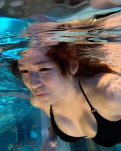Snow Suen Instagram - 點解人人都可以游得咁優美， 但無論我幾盡力扮優雅， 出嚟嘅效果點都似一條殺人鯨多啲😅 #怕水怕到乸埋口面 Studio City Water Park 新濠影滙水上樂園