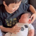 Snow Suen Instagram - 這是我人生中美好的畫面🫶🏻 最初想有第二個孩子， 是因為怕Riley成長沒有伴， 也害怕我們都老去時， Riley會孤單沒有家人， 到有第二個孩子， 做父母的又擔心大的會吃醋， 他會說不想和別人分享媽媽， 養兒真的是長憂九十九！ 本來Riley是很想要一個妹妹， 當第一次告訴他是弟弟， 他透露出非常失望的表情， 這也讓我好擔心， 因為Riley天性敏感， 然後我不停將一些擁有弟弟的正面美好畫面， 描畫給他， 希望他能減少一點憂慮， 我說弟弟會很愛你， 整天也想跟著你這個哥哥， 而爸爸媽媽對你的愛也不會變， 我們從此多了一位家人！ 到弟弟出生， Riley是暖男哥哥， 對弟弟是由衷的喜歡， 但也曾經問過， 為什麼媽媽這個月都沒有和我一起出去？ 有時我在跟他玩得正開懷時， 弟弟突然哭鬧， 我也會控制不了自己荒亂地衝過去， Riley也曾鬧過脾氣說不要去！ 那刻我知道自己一定要做得更好！ 所以即使需要很多時間照顧初生弟弟， 我也堅持陪他做功課或玩耍時候， 盡量專心！ 要給予哥哥有質素的陪伴！ 每晚到Riley臨睡時候， 無論多累， 也一定會像以前一樣， 每晚說睡前故事， 陪伴他傾訴當天過得怎樣， 那一刻， 就算弟弟在哭， 也將弟弟暫時交給姐姐照顧！ Riley就知道自己仍然很重要！ 就連弟弟的英文名字， 也交給Riley改， 一切有關弟弟的事情， 會和哥哥一起商量！ 然後， 有一天， 我說：弟弟好像個性比你兇， 可能長大會欺負你！ Riley說：他不會的！ 我說：如果會呢？ Riley說：那我就讓他欺負囉！ 我聽完真的好感動！ 然後有一次， 我開玩笑說：弟弟經常大哭， 我不要他好不好？ Riley卻說：不好！ 如果你再這樣說， 我不要你啦！ 我聽後卻開心， 開心他這麼疼弟弟， 他告訴我他的朋友， 會經常說他們自己的弟弟長得醜， 自己比較帥， 我問他：那你的弟弟呢？醜不醜？ 他回答我自己是帥， 但弟弟也不醜！ 他還說不可以這樣說弟弟！ 😂 媽媽只希望他倆的感情， 可以一天比一天好， 互相扶持， 就很足夠了！ #整個片段都沒有媽媽 #因為爸爸不會拍 #只有媽媽揸機😠