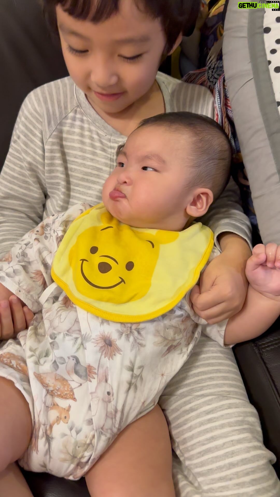 Snow Suen Instagram - 細佬有乜咁不滿😟 哥哥即刻想望住佢嚟𠱁返佢🥰