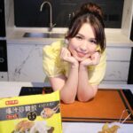 Snow Suen Instagram - 【#簡單煮意也不凡】灣仔碼頭 x 阿雪分享創意食譜 — #炸爆汁珍寶餃配薯角 年尾特別多party，今次用灣仔碼頭嘅新產品🥟 #爆汁珍寶餃🥟，輕鬆完成一道大人小朋友都鍾意嘅party food 爆汁珍寶餃可以有4種煮法：煎、炸、蒸、煮都得，而且餃子size 更大隻，足料又多汁🤤 食落去超級滿足😍😍😍😍🤤🤤🤤🤤 今次先分享「炸」嘅煮法😚 大家試完歡迎留言開心share 材料： 爆汁粟米豬肉珍寶餃 爆汁香菇豬肉珍寶餃 薯仔2個 茄汁、沙律醬、鹽、紅椒粉、粟粉 #灣仔碼頭 #相信平凡也不凡 #4種煮法煎炸蒸煮 #盡顯廚藝 #粟米豬肉爆汁珍寶餃 #香菇豬肉爆汁珍寶餃