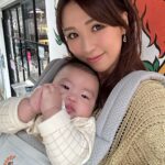 Snow Suen Instagram - 肉肉出牙仔， 啲牙肉痕到好炆炆！ 媽媽帶你出去兜下， 等你心情好啲啦！ 因為肉肉太重關係～ 媽媽一定要用條有兜底嘅孭帶， 如果唔係， 真係搞唔掂😂 @mothercarehongkong @ergobabyhk @bloomandgrowhk #mothercarehk #ergobabyhk