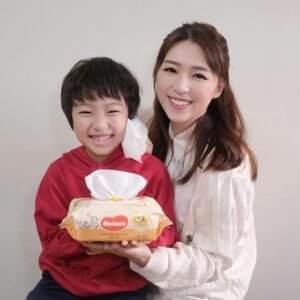 Snow Suen Instagram - 👶🏻 近排好多小朋友都病，作為媽媽嘅我真係特別緊張！但好多清潔野都好刺激，尤其是水哥皮膚比較敏感，
一定要用啲成分溫和，同時要夠潔淨力嘅產品，Huggies輕潤柔膚濕紙巾自然係我嘅No.1選擇！

因為佢採用低敏配方，加入乳木果及可可成分，可以保護肌膚天然屏障，仲有佢pH 值溫和親膚，清潔同時可以滋潤水哥佢嘅肌膚！臨床認證敏感肌適用🫶，夠晒安全

再加上佢質地好軟熟，完全唔驚幫水哥細佬抹面抹手抹pat pat時會擦親佢地皮膚，聽啲媽媽朋友share原來因為Huggies嘅濕紙巾係用咗專利技術Coform整成，令纖維直徑比普通濕紙巾細8倍，先做到呢個咁細膩嘅觸感！而且佢材料源自天然植物木漿，夠晒溫和親膚， 但天然得嚟呢隻濕紙巾又做到4倍潔淨，我發覺真係比其他牌子用少幾張，好似用1張Huggies等於人地嘅4張咁，夠晒環保！

經過水哥認證，每次用完Huggies輕潤柔膚濕紙巾，皮膚都唔會變紅、敏感一達達，仲唔會有毛毛殘留！ 👌

每張濕紙巾都有熊仔pattern，咁可愛~水哥自然非常樂意去用啦！佢好早已經養成係食野前、玩玩具後…都習慣用濕紙巾清潔雙手好習慣！
宜家仲會幫手清潔細佬tim～

初出世嘅BB肌膚特別幼嫩，需要輕柔呵護～ 一定要選用令人放心嘅牌子❤️身邊好多媽媽朋友介紹Huggies Baby Wipes 已經連續六年全港銷量No.1，自然係口碑之選！

其實由水哥到細佬，2兄弟都係Huggies嘅捧場客😎！宜家都會繼續用佢！你地又有冇用開Huggies？有嘅comment話我知啦！

#HuggiesHK #Huggies輕潤柔膚濕紙巾 #肉肉哥 #水哥