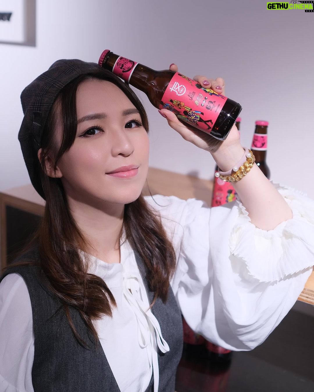 Snow Suen Instagram - 前幾日去咗 OLD MASTER Q “SIDE_C” EXHIBITION 老夫子“SIDE_C” 展覽 《老夫子》由細到大陪住我趕走過好多憂愁同寂寞! 展期:2023.11.17 – 12.3 Quiet Gallery HK 香港中環皇后大道中15號 置地廣場 BELOWGROUND 地庫 1 號舖 #好開心收到王澤老師嘅簽名同畫🫶🏻 #又一珍藏 @oldmasterq_official @madteeth86