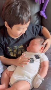 Snow Suen Instagram - 這是我人生中美好的畫面🫶🏻 最初想有第二個孩子， 是因為怕Riley成長沒有伴， 也害怕我們都老去時， Riley會孤單沒有家人， 到有第二個孩子， 做父母的又擔心大的會吃醋， 他會說不想和別人分享媽媽， 養兒真的是長憂九十九！ 本來Riley是很想要一個妹妹， 當第一次告訴他是弟弟， 他透露出非常失望的表情， 這也讓我好擔心， 因為Riley天性敏感， 然後我不停將一些擁有弟弟的正面美好畫面， 描畫給他， 希望他能減少一點憂慮， 我說弟弟會很愛你， 整天也想跟著你這個哥哥， 而爸爸媽媽對你的愛也不會變， 我們從此多了一位家人！ 到弟弟出生， Riley是暖男哥哥， 對弟弟是由衷的喜歡， 但也曾經問過， 為什麼媽媽這個月都沒有和我一起出去？ 有時我在跟他玩得正開懷時， 弟弟突然哭鬧， 我也會控制不了自己荒亂地衝過去， Riley也曾鬧過脾氣說不要去！ 那刻我知道自己一定要做得更好！ 所以即使需要很多時間照顧初生弟弟， 我也堅持陪他做功課或玩耍時候， 盡量專心！ 要給予哥哥有質素的陪伴！ 每晚到Riley臨睡時候， 無論多累， 也一定會像以前一樣， 每晚說睡前故事， 陪伴他傾訴當天過得怎樣， 那一刻， 就算弟弟在哭， 也將弟弟暫時交給姐姐照顧！ Riley就知道自己仍然很重要！ 就連弟弟的英文名字， 也交給Riley改， 一切有關弟弟的事情， 會和哥哥一起商量！ 然後， 有一天， 我說：弟弟好像個性比你兇， 可能長大會欺負你！ Riley說：他不會的！ 我說：如果會呢？ Riley說：那我就讓他欺負囉！ 我聽完真的好感動！ 然後有一次， 我開玩笑說：弟弟經常大哭， 我不要他好不好？ Riley卻說：不好！ 如果你再這樣說， 我不要你啦！ 我聽後卻開心， 開心他這麼疼弟弟， 他告訴我他的朋友， 會經常說他們自己的弟弟長得醜， 自己比較帥， 我問他：那你的弟弟呢？醜不醜？ 他回答我自己是帥， 但弟弟也不醜！ 他還說不可以這樣說弟弟！ 😂 媽媽只希望他倆的感情， 可以一天比一天好， 互相扶持， 就很足夠了！ #整個片段都沒有媽媽 #因為爸爸不會拍 #只有媽媽揸機😠