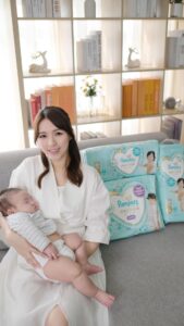 Snow Suen Instagram - 大仔之前用開Pampers，當時已經覺得好滿意❤️ 今次香港限定新升級Ichiban系列仲犀利！ 專門對付香港嘅濕熱天氣🌦️ 肉眼已經可以見到尿片內外加咗好多透氣孔🧽 肉肉哥出汗都好快散到熱又排濕🤩見到佢著得咁舒服，媽咪都放心晒🥰 尿片仲運用一秒分散吸收技術，瞬吸再均勻分散BB尿量， 令尿片表面可以保持乾爽🍃唔使怕濕笠笠醃住肉肉！ 如果你都想俾BB超極上舒適體驗✨ 記得試試日本製新升級香港限定Pampers Ichiban啦！ 認住彩色心心包裝💛💚❤️同金色正貨貼紙先好入手呀！ #新升級PampersIchiban #PampersIchiban #認住彩色心心包裝 #日本製 #香港限定正貨 #透氣防漏 #尿片 #超極上舒適體驗