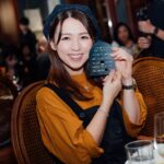 Snow Suen Instagram - 與朋友們開心飯聚🫶🏻 最鍾意玩bingo😂 多謝邀請～ @mastercard @luma_hk @stancharthk @house1881hk @numberoneprhk #SCxMastercardLUMA #scpriorityprivate #StandardCharteredHK #SeeBeyondTheObvious #mastercard #priceless #luma #numberonepr