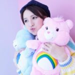 Snow Suen Instagram - 朗豪坊 x kkplus「Care Bears Express」聖誕列車 換左對鞋🩰搖身一變🤹🏻‍♀️ 同Care Bears小熊一齊乘坐香港首航「Care Bears ™️ Express」聖誕列車，去左一個夢幻嘅世界𥚃面🩷❤️💛💙🩵 今個聖誕，朗豪坊聯乘潮流玩具平台kkplus， 由11月10日起至明年1月1日，朗豪坊4樓通天廣場將化身成為聖誕車站，整個車站廣場被填上夢幻粉嫩的繽紛色彩，廣場中央展出2米巨型Grumpy Bear及5米高愛心聖誕樹🎄，營造一個超甜美既聖誕氣氛。 重有30隻擁有不同顏色與魔法能力的Care Bears角色及300隻Care Bears毛公仔乘坐列車來到朗豪坊各處遊玩，😳抬頭更可見到代表樂觀正面的4.5米粉紅Cheer Bear在8樓上方鋪下一道彩虹天梯，為4樓車站注滿窩心聖誕祝福🎅🏻🧑🏻‍🎄 朗豪坊更與12樓商戶 — 潮流玩具平台kkplus合作， 🎄聖誕期間限定店🎪 發售超過100款極具收藏價值的限量精品🫶🏻 有我最鍾意嘅各色各樣文具，令我揀到花多眼亂， 入面重有全港首賣限量Care Bears毛公仔、Care Bears聖誕裝飾同冬天時裝潮物👛， 身為Care Bears粉絲既我又點會錯過丫：） 消費兩件貨品並滿額$500仲可以去Care Bears聖誕限定自拍亭影埋張靚相留紀念添呀🩷❤️🩵 朗豪坊 x kkplus「Care Bears Express」聖誕列車 日期 :2023年11月10日至2024年1月1日 時間:星期一至日 上午11時至晚上11時 (期間限定店營業時間待定) 地點:朗豪坊4樓通天廣場 #kkplus #kkplusKidsland #Kidults #TrendToys #KeepKuriosity #DesignerToys #NewExperience #Platform #ToysReview #Sofubi #Figures #Funny #Kuso #CareBears #Christmas2023 #CareBearsExpress #聖誕好去處 Kk.plus_