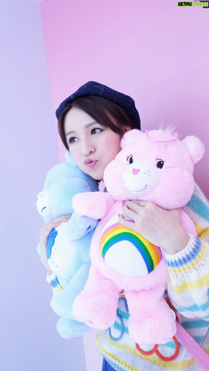 Snow Suen Instagram - 朗豪坊 x kkplus「Care Bears Express」聖誕列車 換左對鞋🩰搖身一變🤹🏻♀️ 同Care Bears小熊一齊乘坐香港首航「Care Bears ™️ Express」聖誕列車,去左一個夢幻嘅世界𥚃面🩷❤️💛💙🩵 今個聖誕,朗豪坊聯乘潮流玩具平台kkplus, 由11月10日起至明年1月1日,朗豪坊4樓通天廣場將化身成為聖誕車站,整個車站廣場被填上夢幻粉嫩的繽紛色彩,廣場中央展出2米巨型Grumpy Bear及5米高愛心聖誕樹🎄,營造一個超甜美既聖誕氣氛。 重有30隻擁有不同顏色與魔法能力的Care Bears角色及300隻Care Bears毛公仔乘坐列車來到朗豪坊各處遊玩,😳抬頭更可見到代表樂觀正面的4.5米粉紅Cheer Bear在8樓上方鋪下一道彩虹天梯,為4樓車站注滿窩心聖誕祝福🎅🏻🧑🏻🎄 朗豪坊更與12樓商戶 — 潮流玩具平台kkplus合作, 🎄聖誕期間限定店🎪 發售超過100款極具收藏價值的限量精品🫶🏻 有我最鍾意嘅各色各樣文具,令我揀到花多眼亂, 入面重有全港首賣限量Care Bears毛公仔、Care Bears聖誕裝飾同冬天時裝潮物👛, 身為Care Bears粉絲既我又點會錯過丫:) 消費兩件貨品並滿額$500仲可以去Care Bears聖誕限定自拍亭影埋張靚相留紀念添呀🩷❤️🩵 朗豪坊 x kkplus「Care Bears Express」聖誕列車 日期 :2023年11月10日至2024年1月1日 時間:星期一至日 上午11時至晚上11時 (期間限定店營業時間待定) 地點:朗豪坊4樓通天廣場 #kkplus #kkplusKidsland #Kidults #TrendToys #KeepKuriosity #DesignerToys #NewExperience #Platform #ToysReview #Sofubi #Figures #Funny #Kuso #CareBears #Christmas2023 #CareBearsExpress #聖誕好去處 Kk.plus_