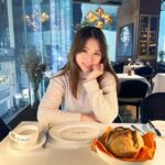 Snow Suen Instagram – 滋味可以洗滌心靈，
好味道令心情都變好了🫶🏻
有我最愛的西班牙紅蝦😍

@nycut.hqueen @numberoneprhk H Queen’s Hong Kong