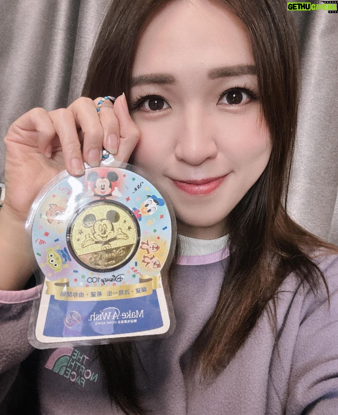 Snow Suen Instagram - 願望成真基金, 一直致力幫助重病兒童實現願望🌟 為慶祝機構成立25周年, 佢哋再次同迪士尼攜手推出迪士尼100周年紀念品, 以經典迪士尼與彼思角色為設計主題嘅🔮 限定紀念版願望金幣水晶球🔮, 背面仲可以寫低你嘅新年願望, 向摯愛傳遞祝福, 同時支持病童實現改寫生命嘅願望!✨ 大家快啲去願望成真基金嘅網店購買 👉🏼周年限定紀念版願望金幣水晶球👈🏼, 幫助更多重病兒童願望成真, 為佢哋帶嚟希望同力量去面對治療💪🏻 🔗訂購網頁: https://www.makeawishhkstore.com/products/wish-coin - 願望成真基金旨在幫助居於香港同澳門、 3到17歲並患有重病嘅兒童實現改寫一生嘅願望, 藉願望成真嘅體驗為佢哋同家人帶來希望、力量同快樂, 幫助佢哋面對逆境。💫 #願望金幣水晶球 #WishCoin #Disney100 #願望成真基金 #MakeAWishHK #25yearsofwishes #hopebeginswithyou #希望由你開始 #25周年 #25anniversary