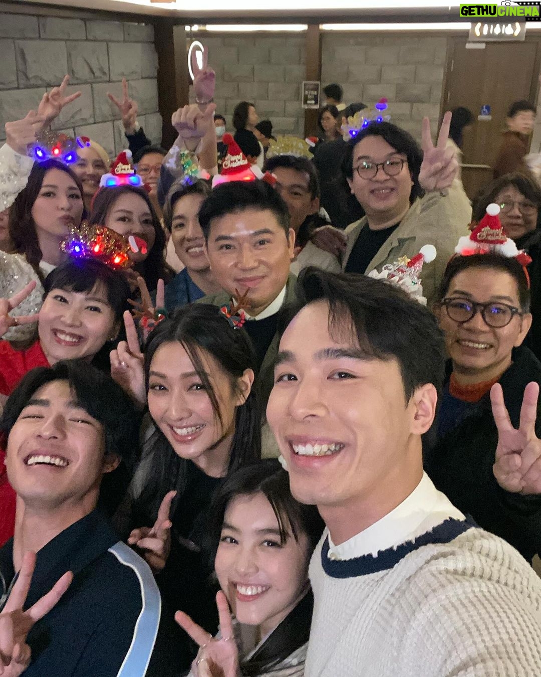 Snow Suen Instagram - 記得入場支持葉念琛作品《不是你不愛你》🫶🏻 這是我生完第二胎後, 剛坐完月就飛奔出來客串的電影, 永恆記錄了那個胖胖胖時候的我!😂 衷心感謝葉導一直不離不棄給予機會, 很有緣的是, 記得由2008年我人生參與的第一部電影, 便是葉導的電影《絕代雙嬌》! 那時我是飾演女主角的伴娘, 超級緊張地說了兩句對白! 印象好深! 之後, 在《我要發達》(波多野雪雪)開始有幸一直合作無間, 當中大家印象較深刻的有《我的筍盤男友》仙姐、 以及電視劇《美麗戰場》飾演的琳琳姐, 感激葉導每次給予不同角色的發揮, 讓觀眾看到我的不同面貌, 感謝每一次可以讓我演戲的機會🙏🏻🙏🏻 以及每次在人生上難以抉擇的時候, 總是給予我寶貴意見🙏🏻🙏🏻 謝謝您! 祝《不是你不愛你》票房大賣🔥