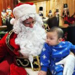 Snow Suen Instagram - Merry Christmas🌲🌲 本來想影返輯影樓全家福， 但係喺過去呢個月， 水哥同爸爸都相繼留院， 而家爸爸雖然出咗院， 但隻腳都仲未好返曬！ 所以一家人齊齊整整係好重要㗎！ 搵埋聖誕老人影返張相， 你話幾咁溫馨！ 祝大家冬至快樂🫶🏻 聖誕快樂❤️