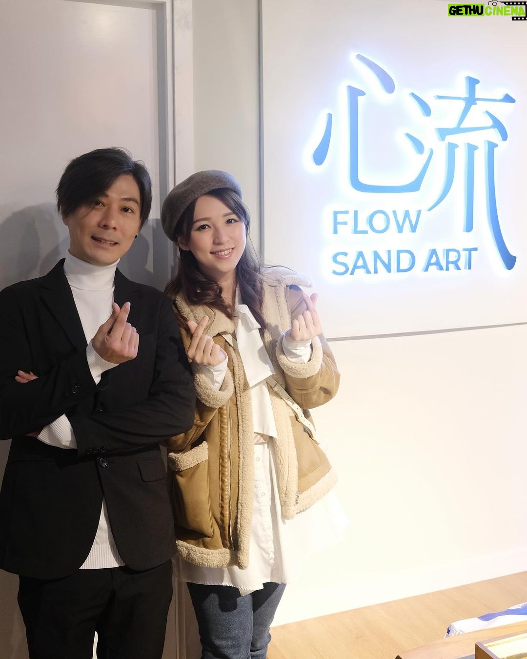Snow Suen Instagram - 努力追夢的人,都是值得支持的🫶🏻 恭喜阿中、阿雪(不是說我🤣) 為推廣沙畫文化, 在鬧市中成功開設了一間沙畫店, 大家不妨來這裡製作沙畫、手作, 以忘卻城市間的煩擾! 尋找屬於自己的寧靜!! 地址:旺角新世紀廣場2樓241號舖 #沙畫影片 #沙畫 #雪沙藝術創作 #沙畫課程 #香港沙畫 #香港沙畫協會 #workshop #giftidea #parenting #relax #zen #artclasshk #painting #drawing #sandart