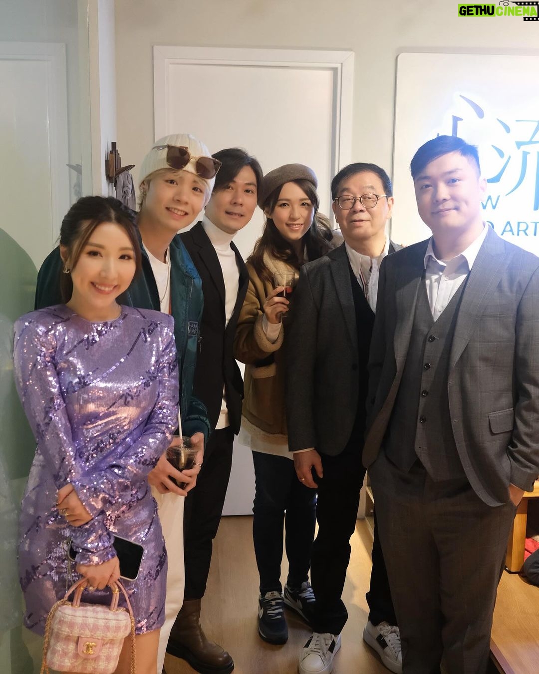 Snow Suen Instagram - 努力追夢的人,都是值得支持的🫶🏻 恭喜阿中、阿雪(不是說我🤣) 為推廣沙畫文化, 在鬧市中成功開設了一間沙畫店, 大家不妨來這裡製作沙畫、手作, 以忘卻城市間的煩擾! 尋找屬於自己的寧靜!! 地址:旺角新世紀廣場2樓241號舖 #沙畫影片 #沙畫 #雪沙藝術創作 #沙畫課程 #香港沙畫 #香港沙畫協會 #workshop #giftidea #parenting #relax #zen #artclasshk #painting #drawing #sandart