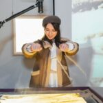 Snow Suen Instagram - 努力追夢的人，都是值得支持的🫶🏻 恭喜阿中、阿雪（不是說我🤣） 為推廣沙畫文化， 在鬧市中成功開設了一間沙畫店， 大家不妨來這裡製作沙畫、手作， 以忘卻城市間的煩擾！ 尋找屬於自己的寧靜！！ 地址：旺角新世紀廣場2樓241號舖 #沙畫影片 #沙畫 #雪沙藝術創作 #沙畫課程 #香港沙畫 #香港沙畫協會 #workshop #giftidea #parenting #relax #zen #artclasshk #painting #drawing #sandart
