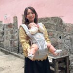Snow Suen Instagram - 肉肉出牙仔， 啲牙肉痕到好炆炆！ 媽媽帶你出去兜下， 等你心情好啲啦！ 因為肉肉太重關係～ 媽媽一定要用條有兜底嘅孭帶， 如果唔係， 真係搞唔掂😂 @mothercarehongkong @ergobabyhk @bloomandgrowhk #mothercarehk #ergobabyhk