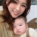 Snow Suen Instagram - 肉肉出牙仔， 啲牙肉痕到好炆炆！ 媽媽帶你出去兜下， 等你心情好啲啦！ 因為肉肉太重關係～ 媽媽一定要用條有兜底嘅孭帶， 如果唔係， 真係搞唔掂😂 @mothercarehongkong @ergobabyhk @bloomandgrowhk #mothercarehk #ergobabyhk