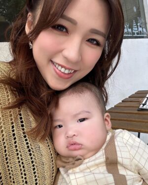 Snow Suen Instagram - 肉肉出牙仔，
啲牙肉痕到好炆炆！
媽媽帶你出去兜下，
等你心情好啲啦！
因為肉肉太重關係～
媽媽一定要用條有兜底嘅孭帶，
如果唔係，
真係搞唔掂😂

@mothercarehongkong
@ergobabyhk 
@bloomandgrowhk
#mothercarehk #ergobabyhk