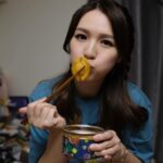 Snow Suen Instagram – 今日第一次全家人一齊拍廣告,
拍完返屋企慶功,
Call曬 @yickfungcrab 嘅大閘蟹,
仲有蟹粉同辣鮑魚,
大大大滿足🥰