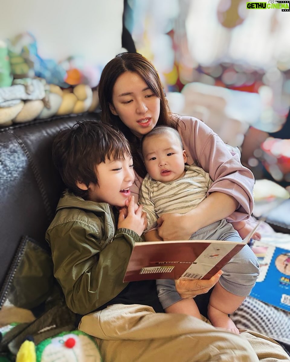 Snow Suen Instagram - 攬住佢哋, 天氣幾凍都唔怕👩👦👦 #媽媽日常