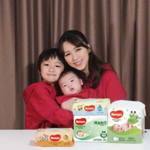 Snow Suen Instagram - 👶🏻 近排好多小朋友都病，作為媽媽嘅我真係特別緊張！但好多清潔野都好刺激，尤其是水哥皮膚比較敏感，
一定要用啲成分溫和，同時要夠潔淨力嘅產品，Huggies輕潤柔膚濕紙巾自然係我嘅No.1選擇！

因為佢採用低敏配方，加入乳木果及可可成分，可以保護肌膚天然屏障，仲有佢pH 值溫和親膚，清潔同時可以滋潤水哥佢嘅肌膚！臨床認證敏感肌適用🫶，夠晒安全

再加上佢質地好軟熟，完全唔驚幫水哥細佬抹面抹手抹pat pat時會擦親佢地皮膚，聽啲媽媽朋友share原來因為Huggies嘅濕紙巾係用咗專利技術Coform整成，令纖維直徑比普通濕紙巾細8倍，先做到呢個咁細膩嘅觸感！而且佢材料源自天然植物木漿，夠晒溫和親膚， 但天然得嚟呢隻濕紙巾又做到4倍潔淨，我發覺真係比其他牌子用少幾張，好似用1張Huggies等於人地嘅4張咁，夠晒環保！

經過水哥認證，每次用完Huggies輕潤柔膚濕紙巾，皮膚都唔會變紅、敏感一達達，仲唔會有毛毛殘留！ 👌

每張濕紙巾都有熊仔pattern，咁可愛~水哥自然非常樂意去用啦！佢好早已經養成係食野前、玩玩具後…都習慣用濕紙巾清潔雙手好習慣！
宜家仲會幫手清潔細佬tim～

初出世嘅BB肌膚特別幼嫩，需要輕柔呵護～ 一定要選用令人放心嘅牌子❤️身邊好多媽媽朋友介紹Huggies Baby Wipes 已經連續六年全港銷量No.1，自然係口碑之選！

其實由水哥到細佬，2兄弟都係Huggies嘅捧場客😎！宜家都會繼續用佢！你地又有冇用開Huggies？有嘅comment話我知啦！

#HuggiesHK #Huggies輕潤柔膚濕紙巾 #肉肉哥 #水哥
