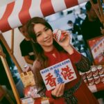 Snow Suen Instagram – Somebody tell me chill ,
仲搵到11個reasons🫶🏻🫶🏻

今年聖誕，貿發局為大家呈獻一個不一樣的聖誕文創活動——#Chill11 藝墟！ 

Chill11集文創，娛樂及購物於一身。

🎄8米高萬花筒聖誕樹、32米長大型室內充氣兒童娛樂設施、30個聖誕工作坊，大人小朋友齊放電, 名廚打造「五味人生」Art Café、限定「醬香Mocha手工啤」、世界各地特色美食,亦有多個本地品牌展覽：中環街市地道香港品牌、老字號「粵東磁廠」傳統廣彩繪、StephyDesignHK香港主題手繪絲柔長披肩、舞台無間斷40 個表演：Busking、啦啦隊、街舞、跆拳道、音樂
仲有近30場工作坊——香港特色小巴牌工作坊、環保重塑牛仔玫瑰工作坊等！
💡
🛍️ Chill著數——每日會派發聖誕福袋，總值超過港幣150元，每日送完即止；人氣品牌低至半價

Chill抵、Chill方便

Chill 11 藝墟
日期: 23-26/12/2023
地點: 亞洲國際博覽館
門票: 成人$30，Alipay購票可以平3蚊；12歲以下兒童、學生（持有效學生證）及長者（需出示長者卡）可免費入場
#HKTDC #HKTDCfairs #Chill11 #Chill文青 #Chill好玩 # Chill著數 #香港購物 #文創活動 #購物 #不一樣的 #港式聖誕 #聖誕好去處 #假日好去處 #聖誕打卡 @hktdclifestyle

 有嘢食，有嘢玩、今個聖誕真係唔使諗節目，一於去Chill 11！