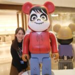 Snow Suen Instagram - 屋企又多兩隻大顛嘅收藏！ 仲可以做善事！善款將撥捐予「香港血癌基金」！ 就係呢2隻Disney 100 CHRISTMAS LOVE 2000% BE@RBRICK UP，我揀咗一隻係Coco嘅Miguel，因為呢套電影係Riley嘅最愛！所以媽媽將呢隻獨一無二嘅Miguel Be@rbrick送俾佢做聖誕禮物，希望佢長大會 “remember me”🫶🏻 另一隻係爸爸送俾肉肉哥，佢揀咗小木偶入面隻小蟋蟀，爸爸話，因為夠特別， BE@RBRICK從來冇出過呢一款喎~ 大家可以去海港城打個咭！ 今次破天荒推出100隻獨一無二2000%迪士尼角色BE@RBRICK模型，有成140厘米高！所以諗緊展出完可以放邊度😂 #期間限定店 #有我最愛嘅Gingerbread Mickey Mouse #活動會將所有收益扣除部分成本後 #將撥捐予「香港血癌基金」， #大家可以做吓善事 #過一個有意義嘅聖誕節！ @HarbourCity #HarbourCity #Disney100 #Disney100HongKong @medicom_toy #BEARBRICK