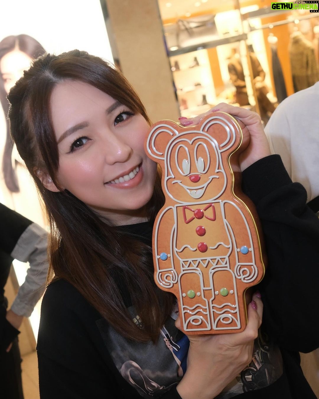 Snow Suen Instagram - 屋企又多兩隻大顛嘅收藏! 仲可以做善事!善款將撥捐予「香港血癌基金」! 就係呢2隻Disney 100 CHRISTMAS LOVE 2000% BE@RBRICK UP,我揀咗一隻係Coco嘅Miguel,因為呢套電影係Riley嘅最愛!所以媽媽將呢隻獨一無二嘅Miguel Be@rbrick送俾佢做聖誕禮物,希望佢長大會 “remember me”🫶🏻 另一隻係爸爸送俾肉肉哥,佢揀咗小木偶入面隻小蟋蟀,爸爸話,因為夠特別, BE@RBRICK從來冇出過呢一款喎~ 大家可以去海港城打個咭! 今次破天荒推出100隻獨一無二2000%迪士尼角色BE@RBRICK模型,有成140厘米高!所以諗緊展出完可以放邊度😂 #期間限定店 #有我最愛嘅Gingerbread Mickey Mouse #活動會將所有收益扣除部分成本後 #將撥捐予「香港血癌基金」, #大家可以做吓善事 #過一個有意義嘅聖誕節! @HarbourCity #HarbourCity #Disney100 #Disney100HongKong @medicom_toy #BEARBRICK