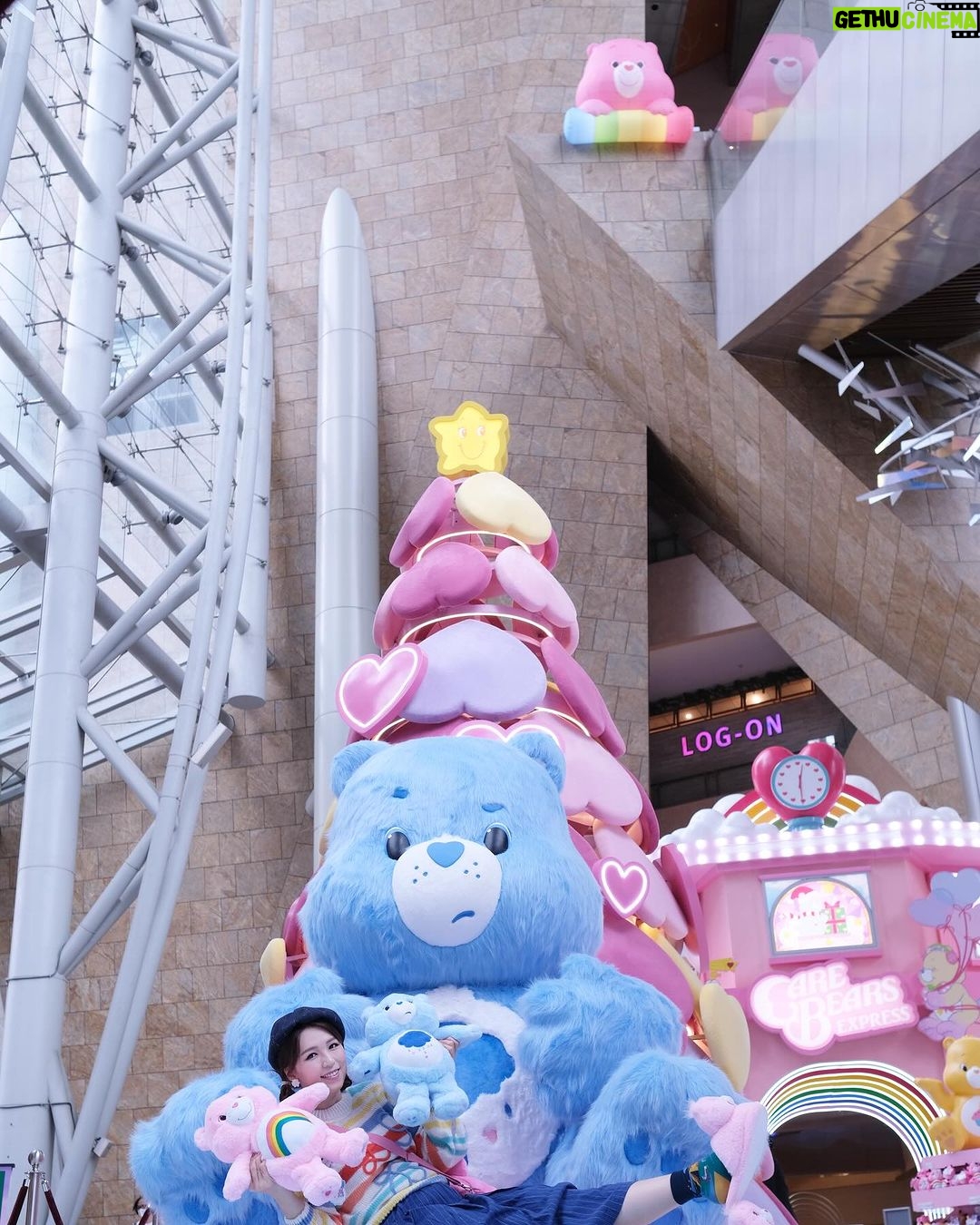 Snow Suen Instagram - Care Bears 真係我嘅復刻回憶, 見到佢哋, 童心返晒嚟!! 我要買晒佢哋咁多隻色返屋企! #kkplus #kkplusKidsland #Kidults #TrendToys #KeepKuriosity #DesignerToys #NewExperience #Platform #ToysReview #Sofubi #Figures #Funny #Kuso #CareBears #Christmas2023 #CareBearsExpress #聖誕好去處