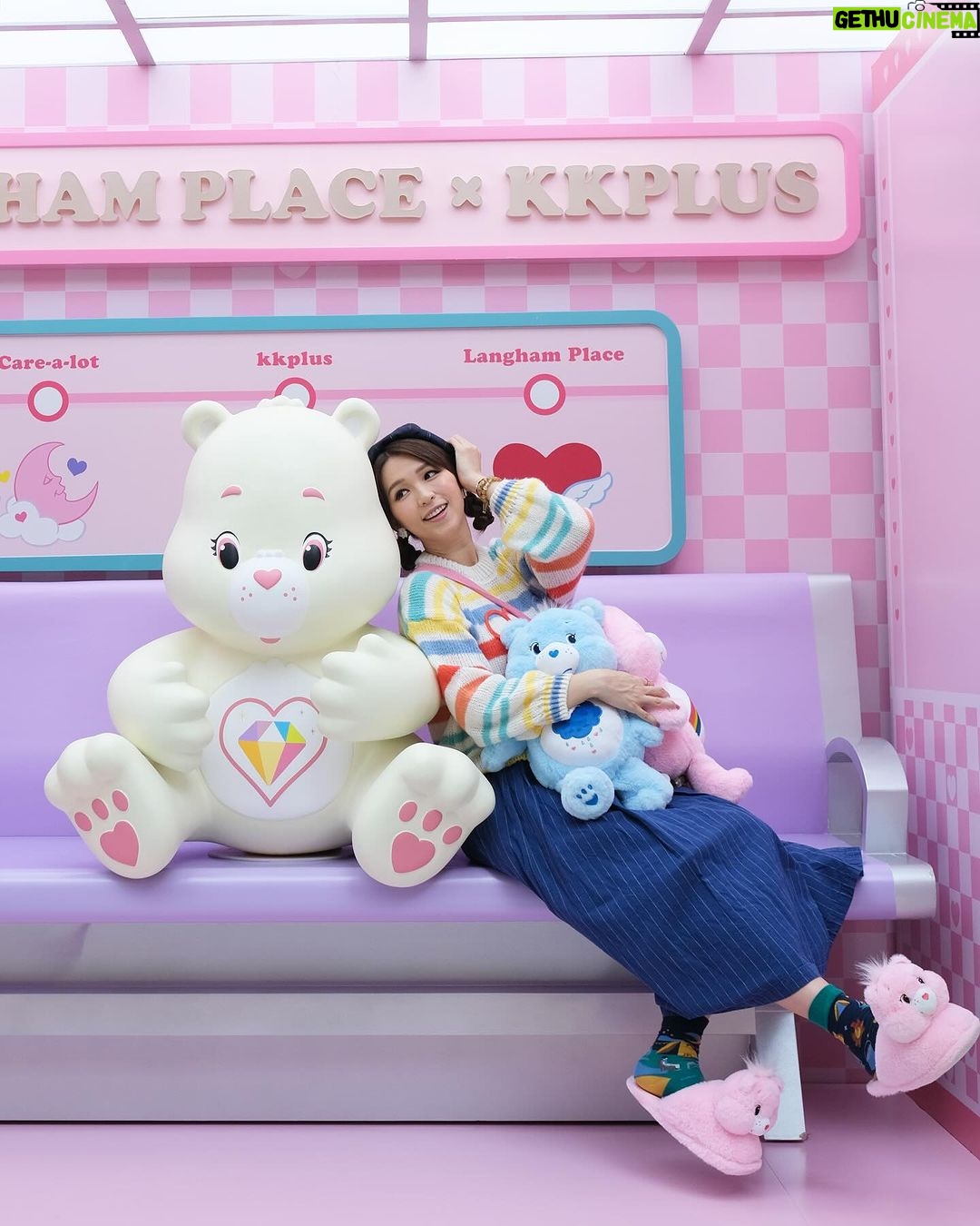 Snow Suen Instagram - Care Bears 真係我嘅復刻回憶, 見到佢哋, 童心返晒嚟!! 我要買晒佢哋咁多隻色返屋企! #kkplus #kkplusKidsland #Kidults #TrendToys #KeepKuriosity #DesignerToys #NewExperience #Platform #ToysReview #Sofubi #Figures #Funny #Kuso #CareBears #Christmas2023 #CareBearsExpress #聖誕好去處