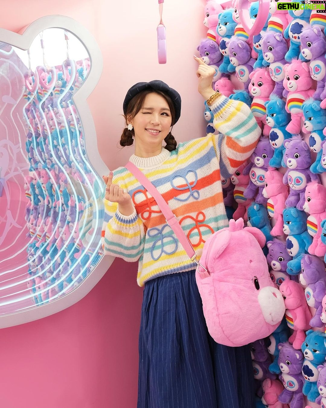 Snow Suen Instagram - Care Bears 真係我嘅復刻回憶, 見到佢哋, 童心返晒嚟!! 我要買晒佢哋咁多隻色返屋企! #kkplus #kkplusKidsland #Kidults #TrendToys #KeepKuriosity #DesignerToys #NewExperience #Platform #ToysReview #Sofubi #Figures #Funny #Kuso #CareBears #Christmas2023 #CareBearsExpress #聖誕好去處