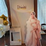 Snow Suen Instagram - 好榮幸已經係同Yanki第二次續約， 擔任美胸代言人， 由六年前第一次啱啱生完水哥， 就同Yanki開始第一次合作， 我係一位真實用家！ 除咗佢哋嘅豐胸療程同保養treatment 好Work, 亦想喺度同大家分享下， 作為「產後媽咪」嘅心路歷程！ 喺懐孕期間， 我一直都好期待去迎接肚入面小生命嘅誕生，到BB出世，梗係開心啦！但望一望自己嘅身形，加上產後荷爾蒙嘅影響，喺醫院嗰陣，真係憂慮到喊！首先自己身體上嘅變化，加上身體上嘅不適，而且好多媽媽喺呢段期間，都會好在意自己胸部會變形、下垂！ 一方面好想餵母乳俾小朋友， 等佢有最好嘅抗體，但上奶嗰陣，個胸真係又痛又硬，尤其今胎肉肉哥，因為唔係好肯埋身，成日要泵，泵唔清塞住咗就會有石頭胸嘅情況出現！胸部又硬又痛，真係好崩潰！ 曾經有幾次就算點努力泵，塞咗嗰個位都係好痛，嗰種痛係令你好冇心機，會發脾氣㗎！我陪月姨姨，就用手嚟幫我通乳線，用盡全力咁去「練」落去，我嗰下真係尖叫咗出嚟，啲眼淚都標晒出嚟！但係又唔想放棄餵母乳喎，嗰下真係又難受又心急，身心都係一種煎熬。相信唔少新手媽媽都會明白我當時嘅心情！ 突然我諗到，點解我咁蠢唔打俾Ivy，Ivy好好呀，佢知道我呢個情況即刻安排咗醫師上我屋企幫我疏通乳腺, 除咗人手按摩，仲要用啲儀器暖暖哋推好舒服，咁就搞掂咗啦！ 疏通完即刻覺得舒服咗,最重要係我解決塞乳問題，可以繼續餵母乳俾BB飲喇~即時身心都舒暢晒！ 體驗過之後，我真心覺得幫助真係好大,所以之後我都keep住做呢個乳腺疏通療程。醫師專業嘅手法,唔止減輕咗胸部嘅硬度同疼痛,上奶都容易咗好多啊,同時我都體會到一個好重要嘅道理: 身體唔舒服千祈唔好怕尋求幫助,醫師同專業人士都係支持我哋嘅資源，佢地能夠幫助我哋克服呢個困難，同埋令我哋有更好嘅哺乳經驗。要儘快尋求幫助，唔好拖先係最好嘅解決方法。 解決左「石頭胸」帶比我嘅影響之後,我成個人既狀態都好咗好多。我明白當我哋做咗媽咪之後，我哋可能會感到不安，覺得自己唔夠靚，因為我哋嘅身體可能唔再係之前嘅樣子,但其實呢個係一個錯誤嘅觀念,產後我哋都會keep得好。女人要keep 就一定keep到! 我地嘅美麗係由自己賦予,而唔係比世俗嘅框架去定義,我地有愛心、有力量而且堅強,我地每一個都美麗而獨特,我地應該proud of 自己。 成為一位產後媽咪係一個挑戰,但我認為呢個旅程，充滿咗愛同成長。大家一定要照顧好自己、裝備好自己 。我希望我嘅故事能夠鼓勵其他媽咪：無論你嘅身體狀態同身形，生產完變成點,你都係美麗嘅,唔好俾焦慮困住自己,要好好愛自己💪🏻 多謝大家聽我今日嘅分享。 #NMN「豐瑩」綻放發佈會 #最新NMN幹細胞豐胸療程 #胸部都要抗衰老 可以🌀逆轉胸齡，令胸部豐滿圓潤好似未生之前，咁有彈性活力 @yanki.bust